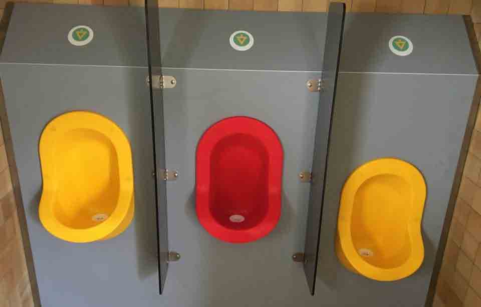 Gironde : Des urinoirs sans eau installés dans un stade pour transformer l’urine en engrais