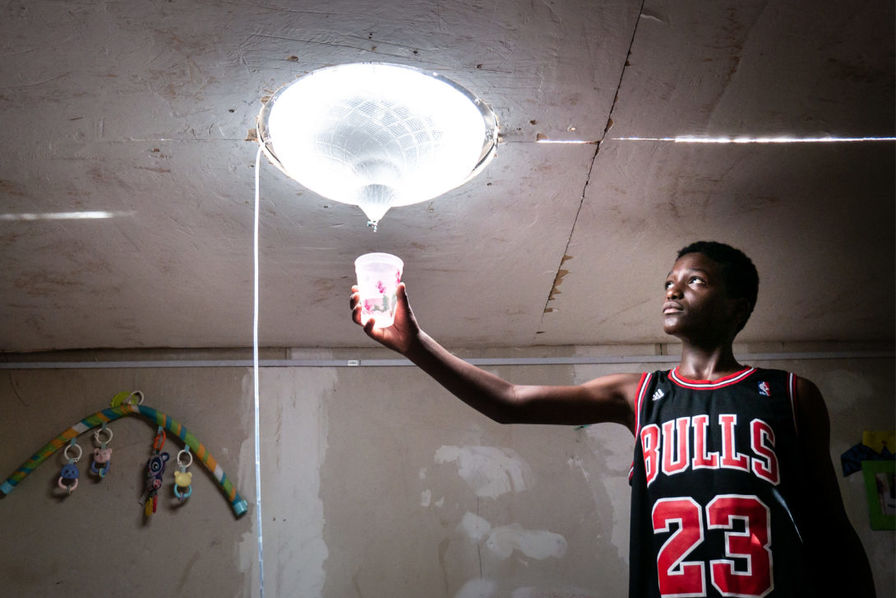 Cette lampe solaire fournit lumière et eau potable aux populations défavorisées