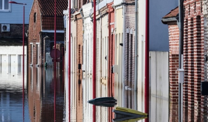Béchu promet des "réponses exceptionnelles" dans le Pas-de-Calais inondé