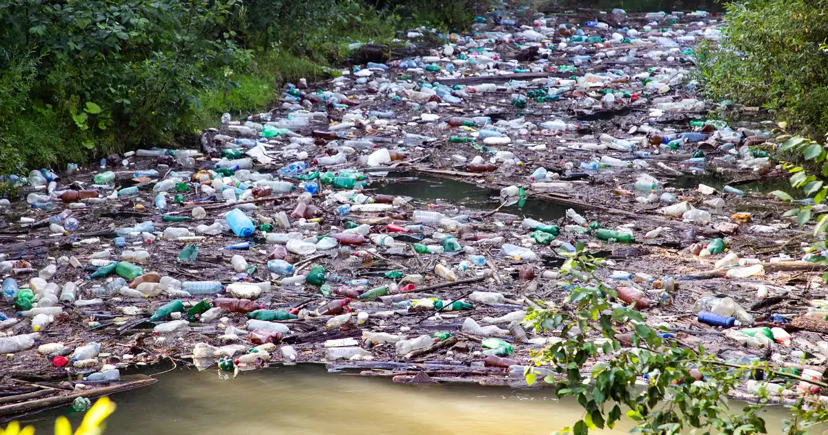Pollution plastique : Surfrider publie une carte des déchets en rivière